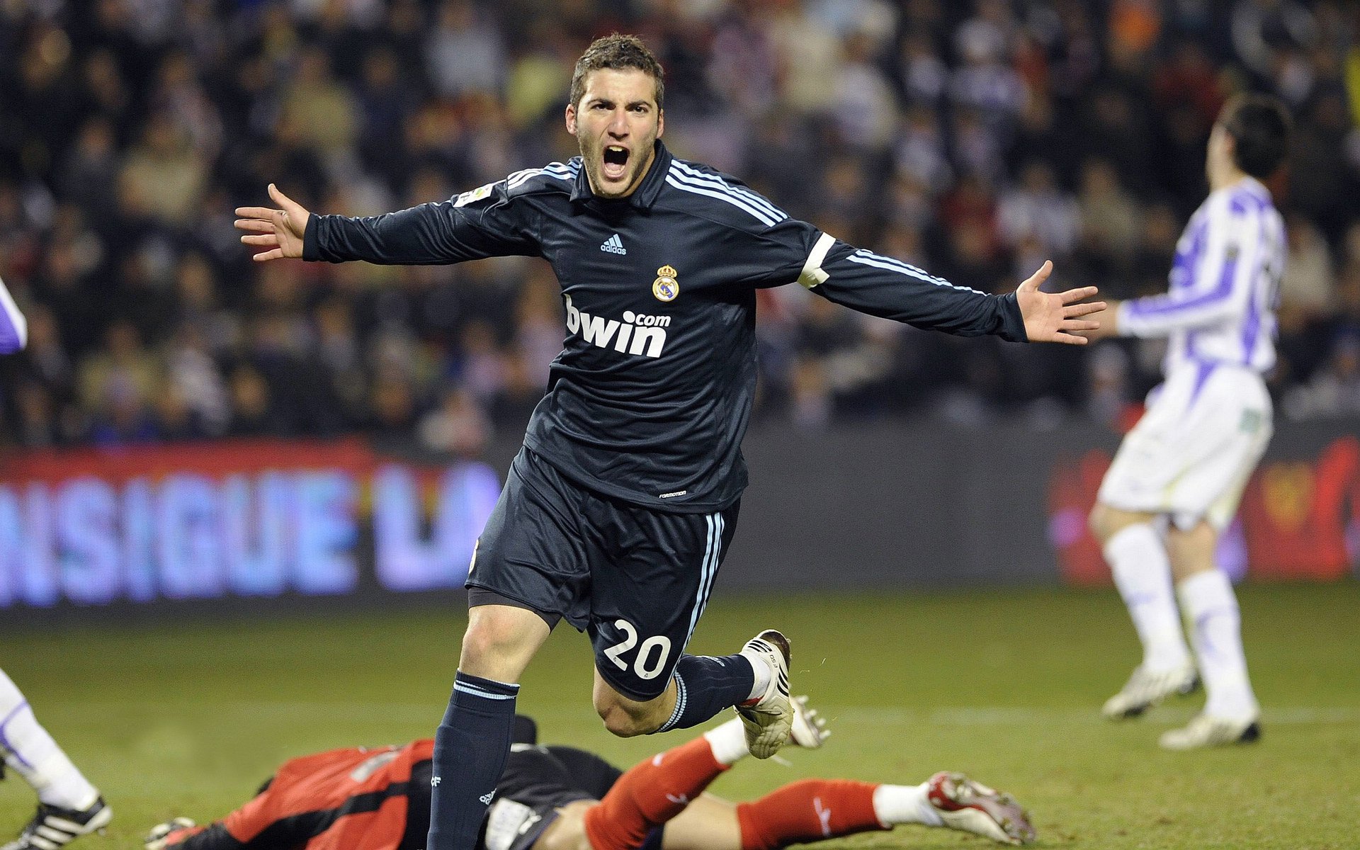 智利强势拿下塞维利亚,苏亚雷斯压制级发挥引爆全场